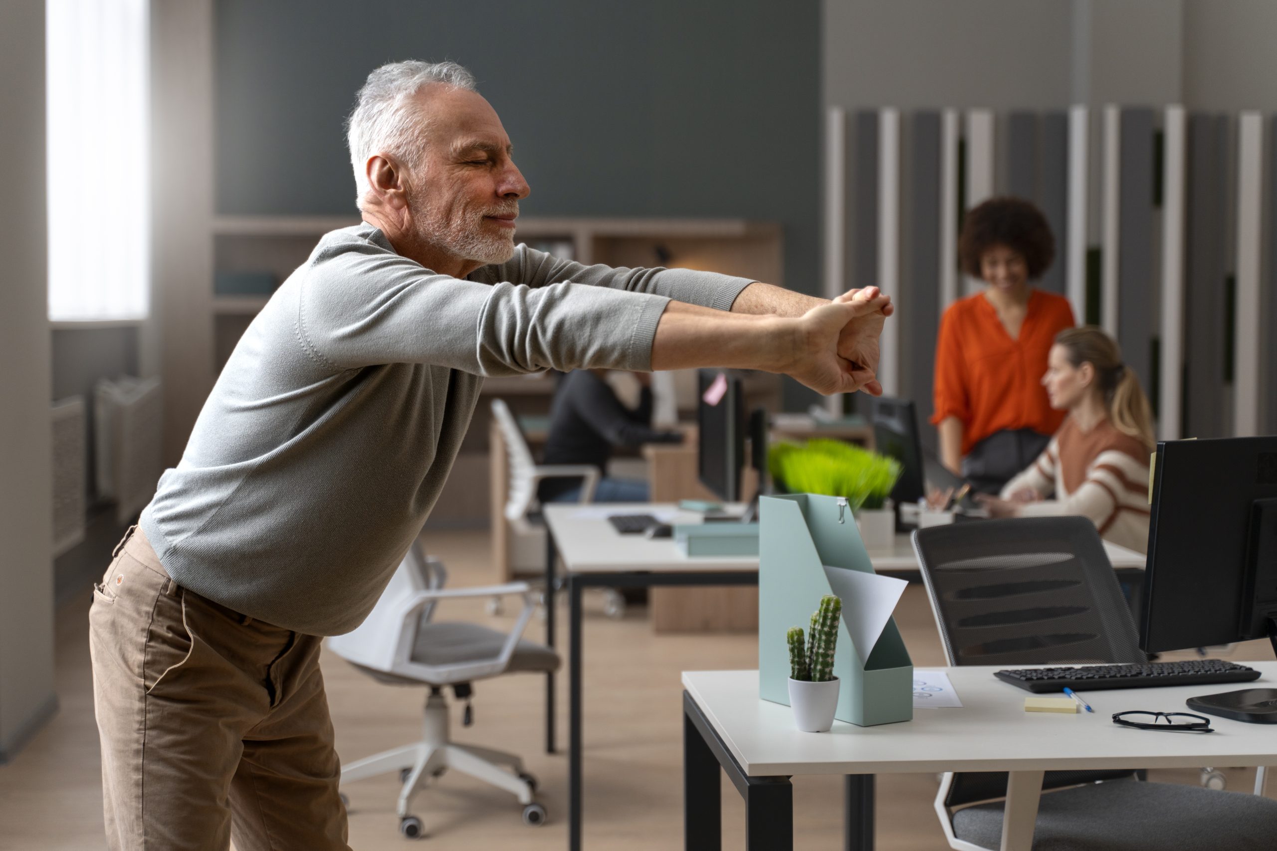 homem-no-escritorio-se-alongando-durante-um-dia-de-trabalho